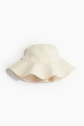 Cappello da pescatore con frange sui bordi